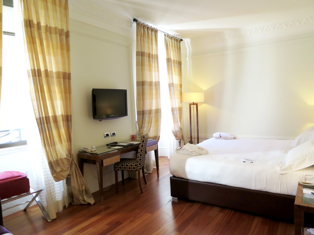 UNA Rome hotels bedroom